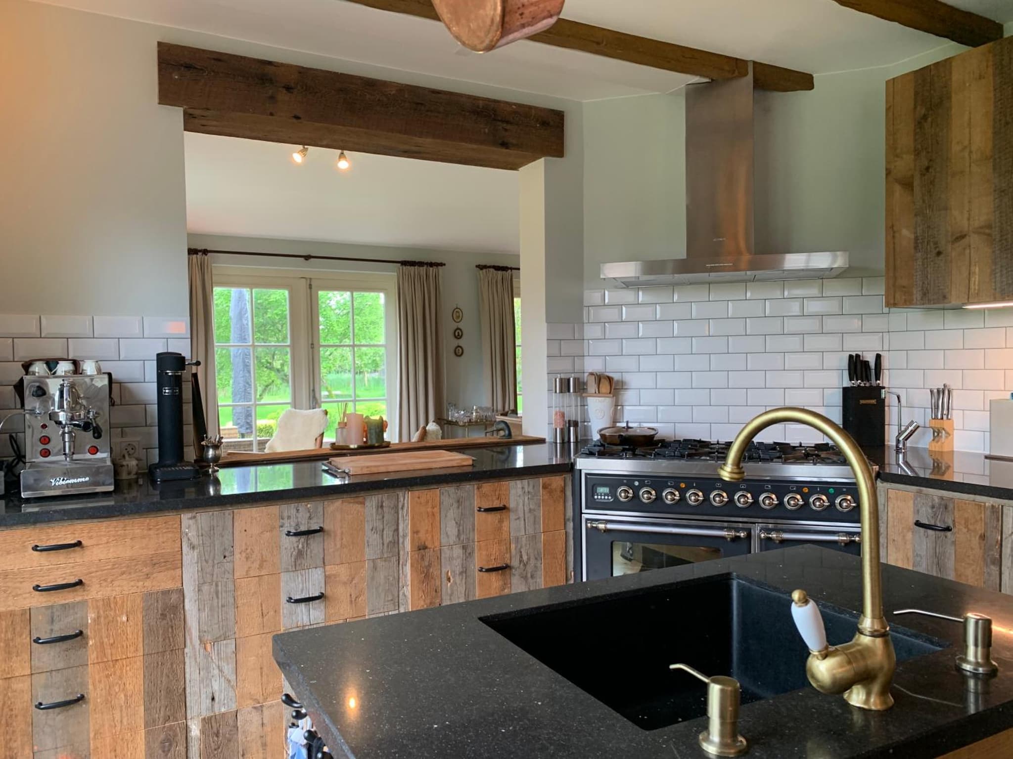 Lovely warm Country home photo 3