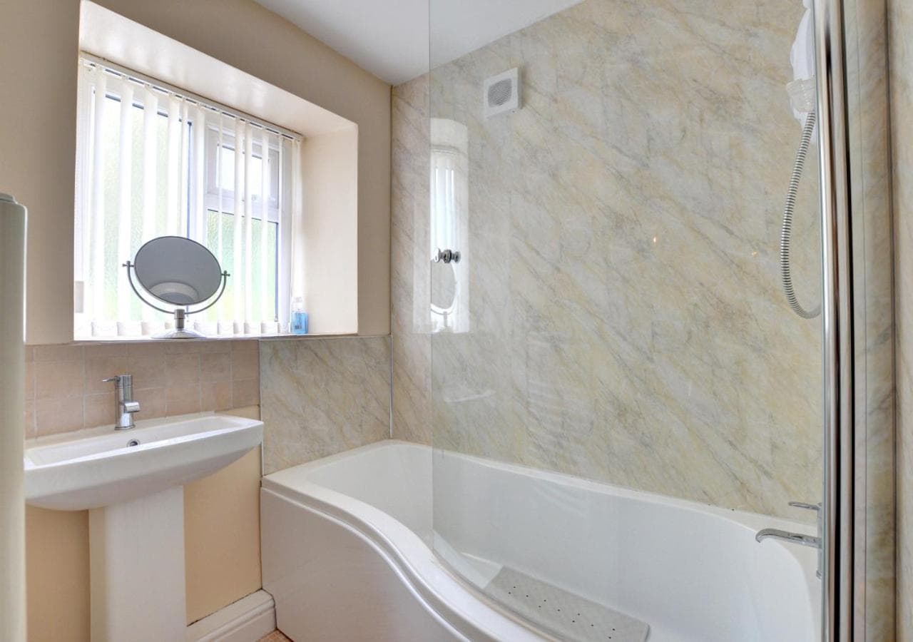 3 Bed in Pickering oc-y035 photo 2