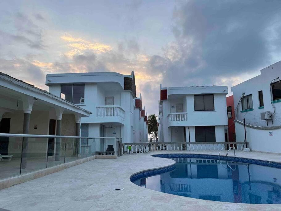 Cabaña #11 frente al mar en Coveñas - Tercera Encenada - Conjunto con piscina