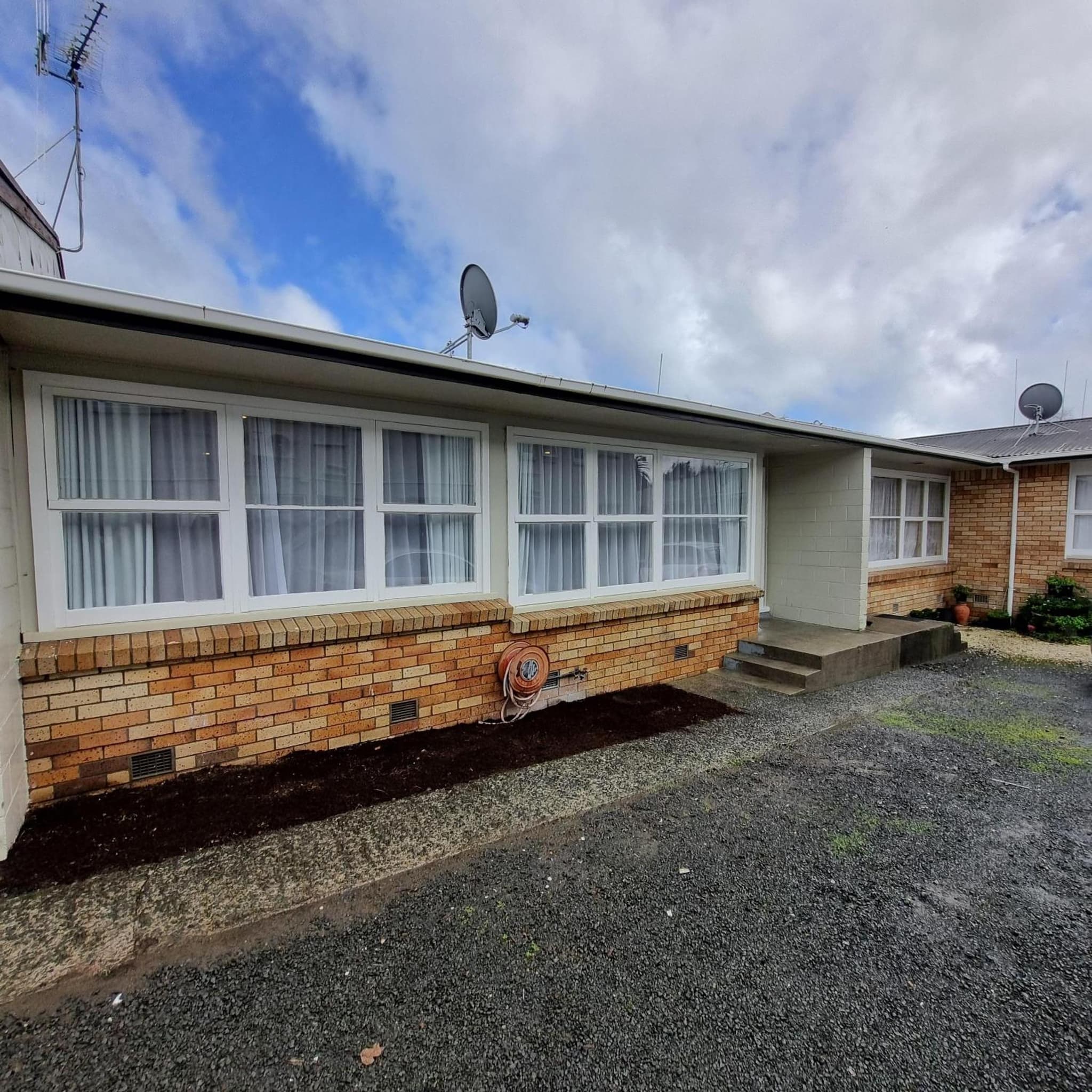 Inner City 2 Bedroom Unit - Close to Hospitals and CBD