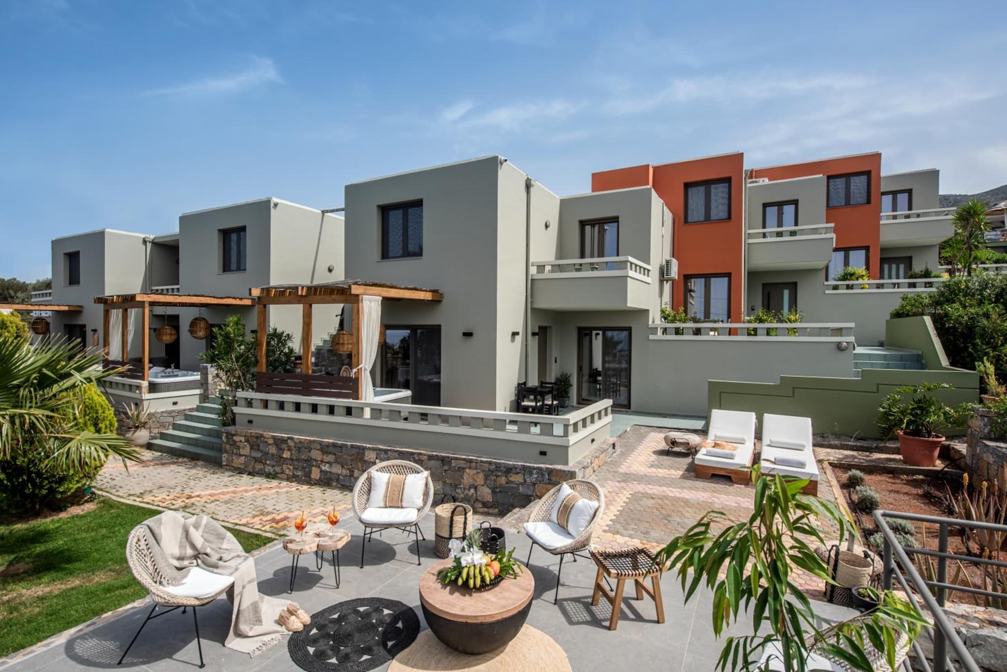 Everest Apartments and Suites