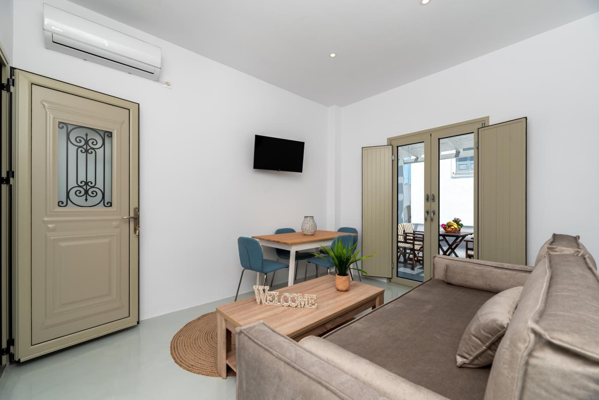 Aerenia Luxury Suites photo 4