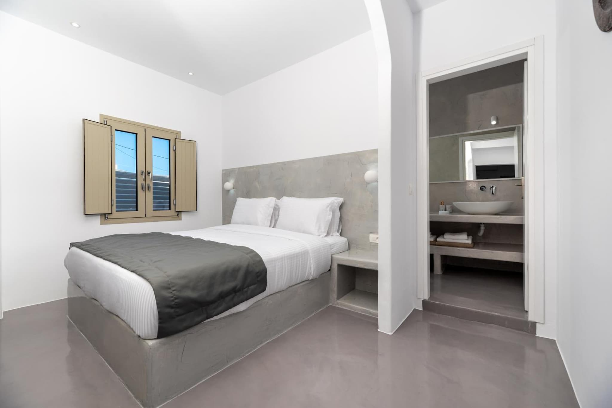 Aerenia Luxury Suites photo 3