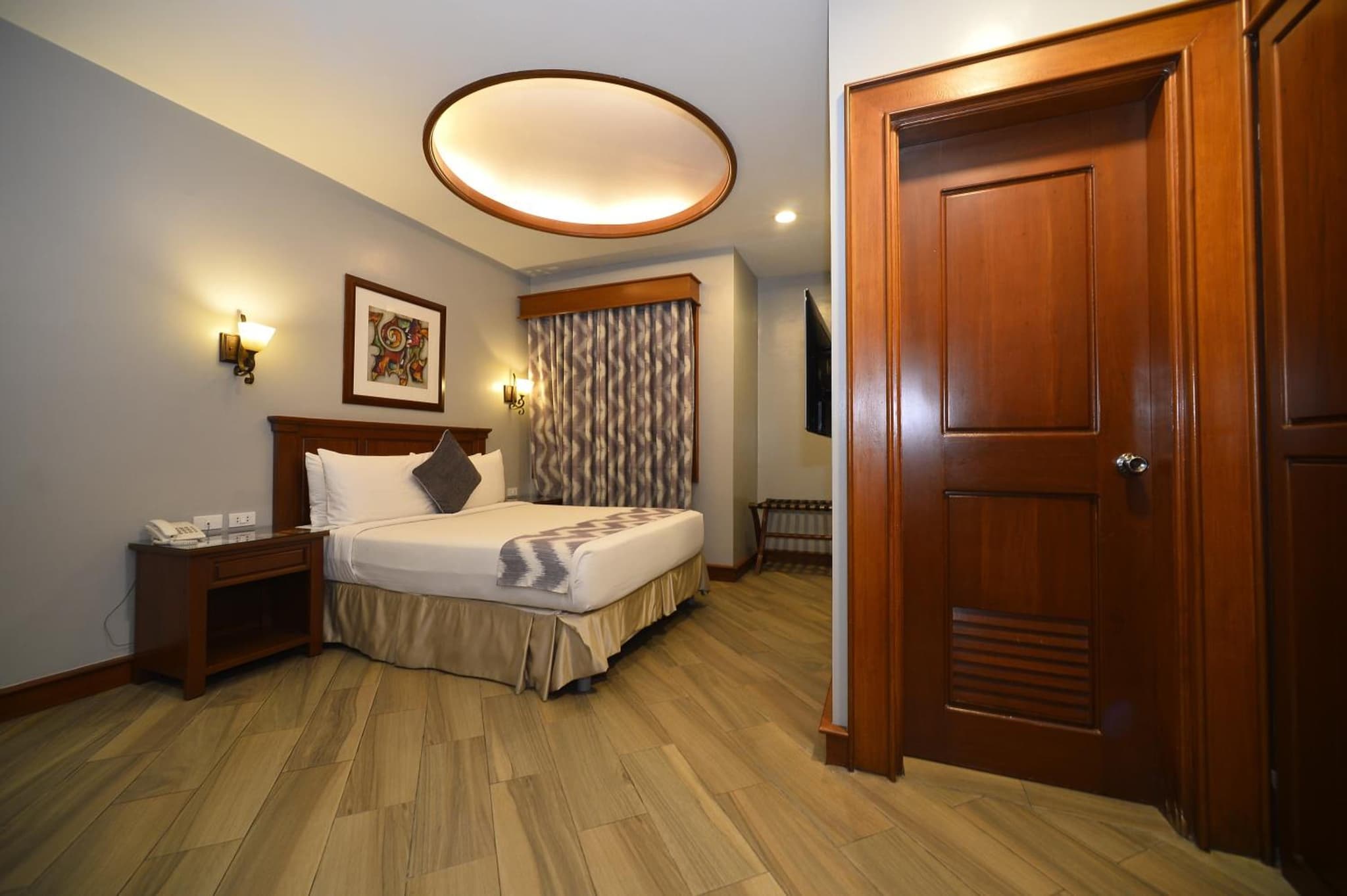 Paragon Hotel and Suites photo 5
