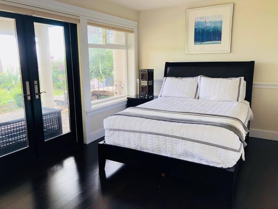 Saanichton Waterfront 2BR suite with superb views photo 2