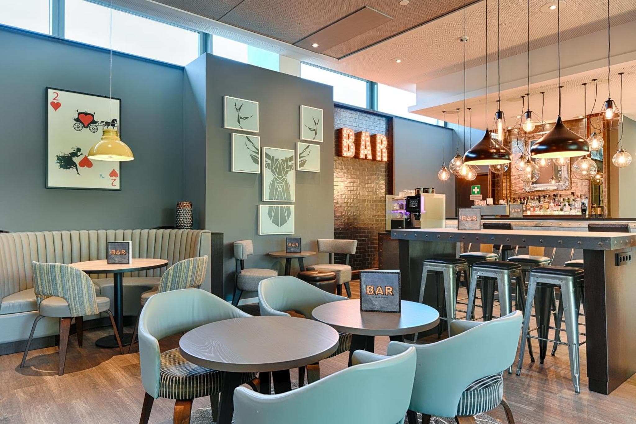 bar & dining
