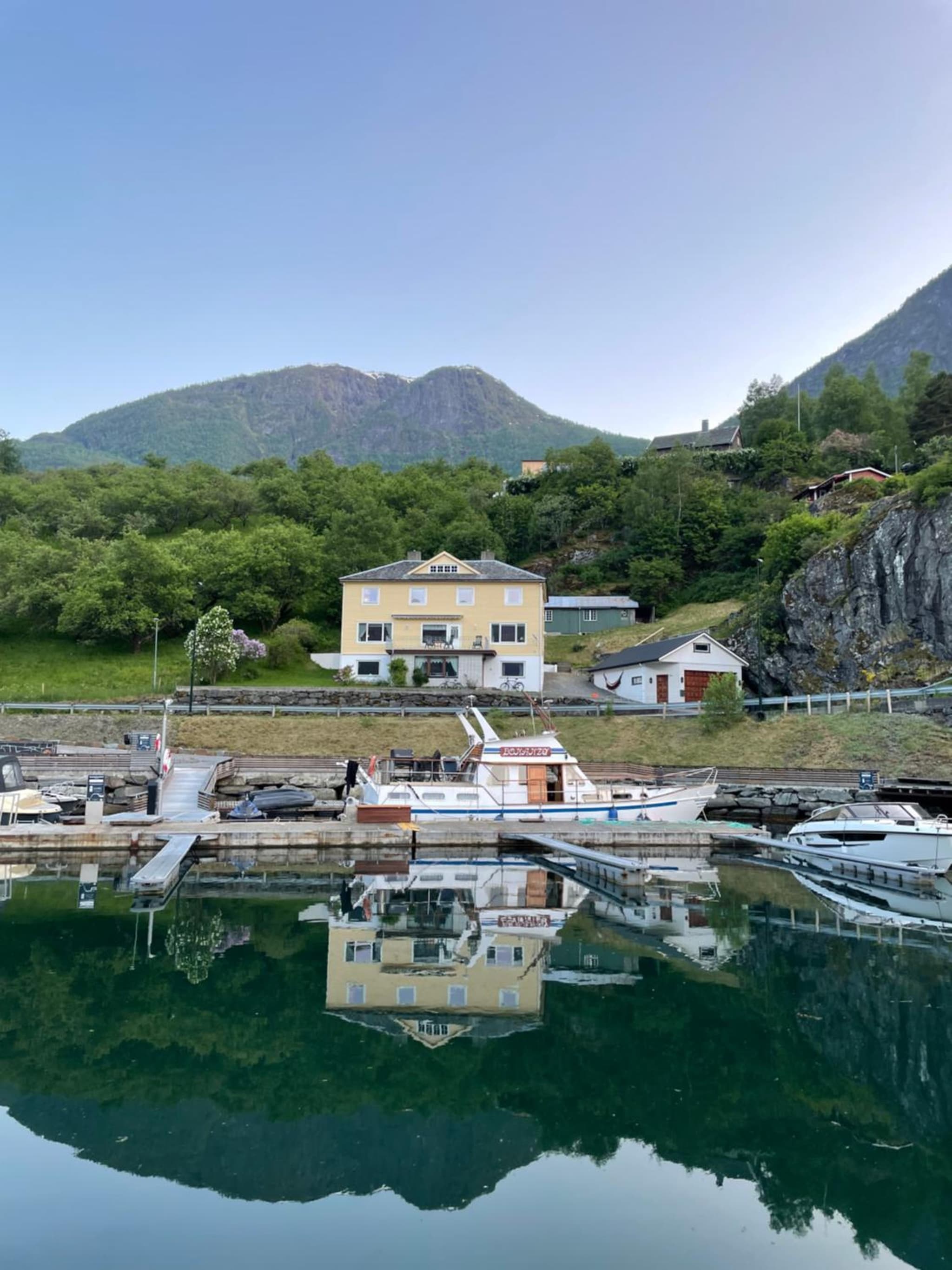 Svingen Guesthouse - Panoramic Fjord Views in Flåm