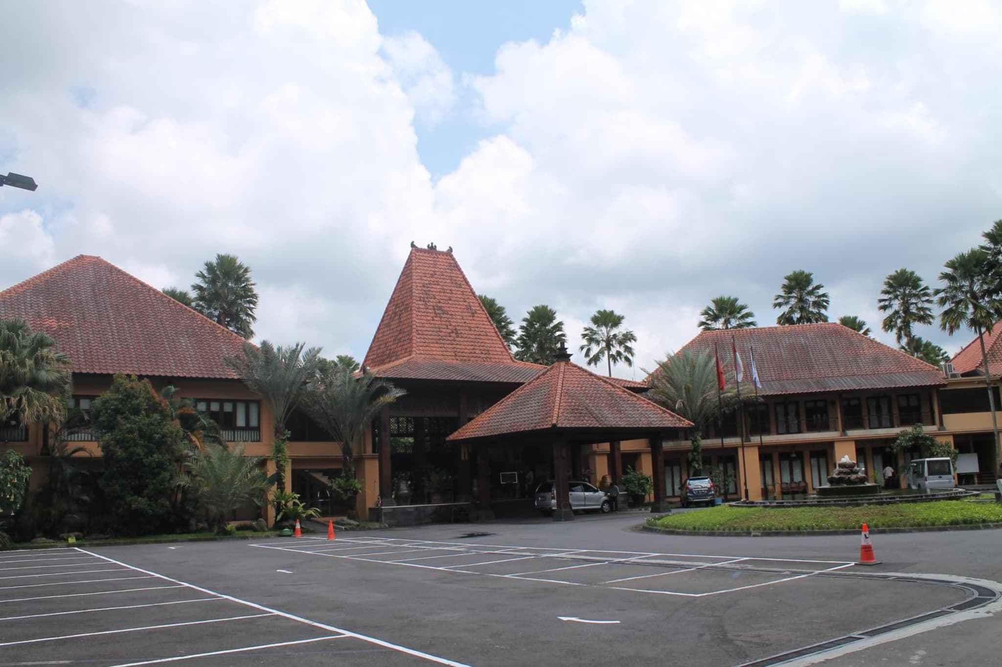 Laras Asri Resort & Spa photo 2