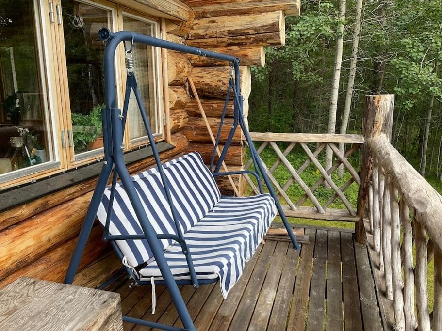 Lakeside wilderness cabin photo 7
