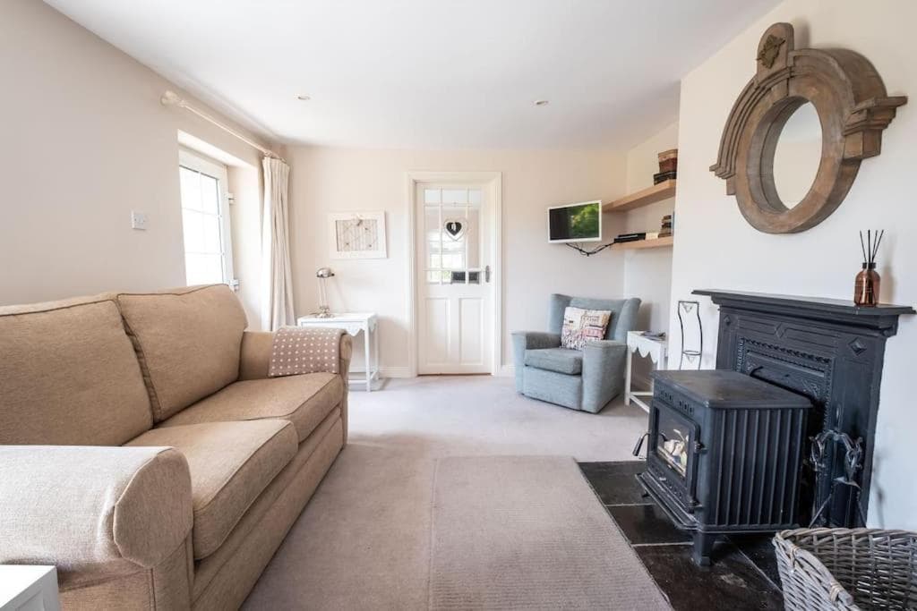 Apple Cottage -- Luxury Stay at Bellingham Estate