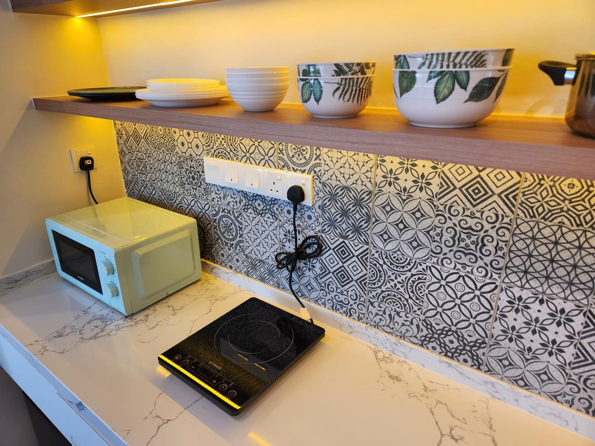 Unique Boho Style Condo with NETFLIX for up to 5PAX - Enjoy Mountain View while swimming at the Infinity Pool & Natural Hotspring Pool, 2mins walk to the L photo 7