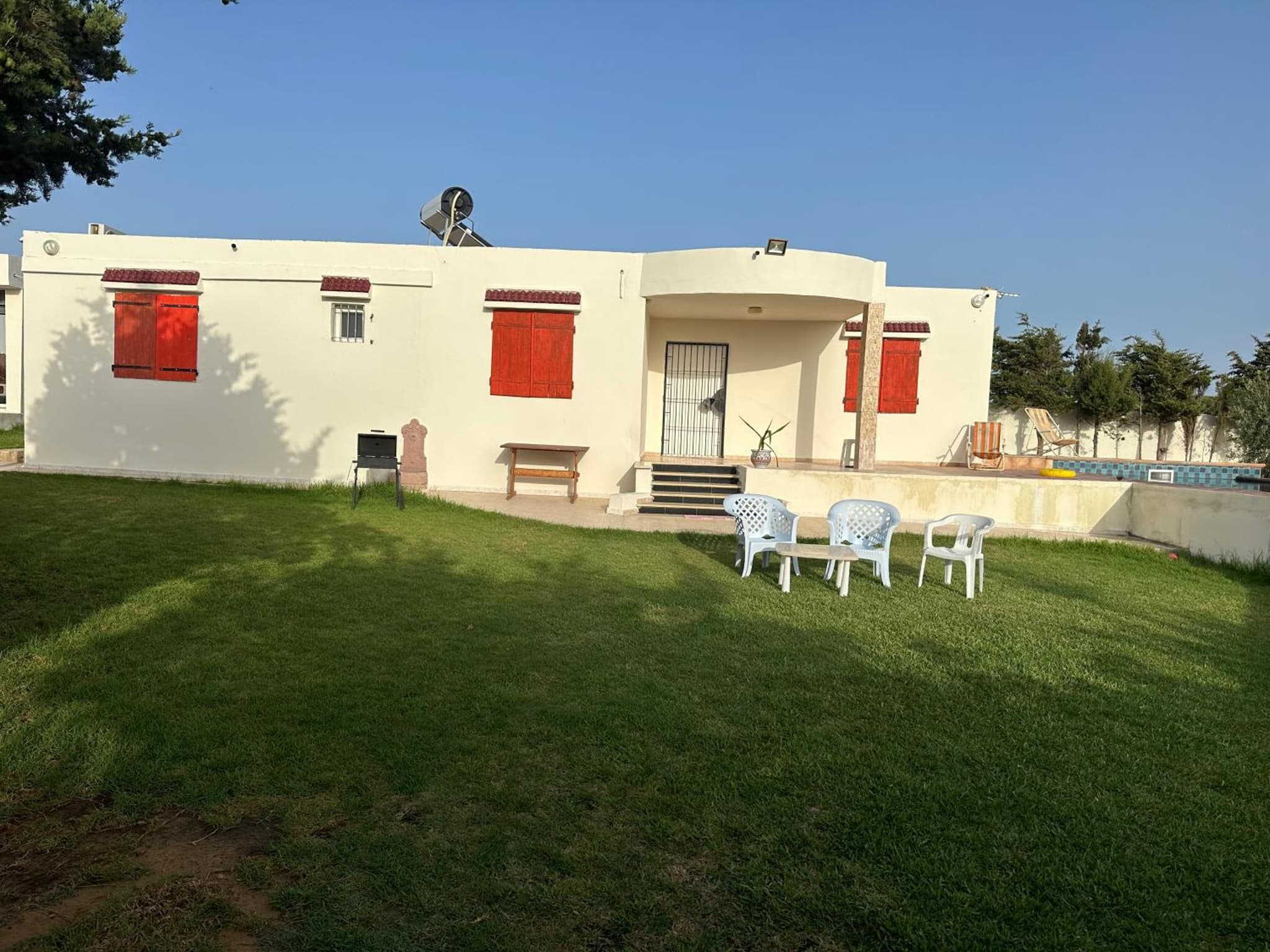 DAR AZAIEZ El Haouaria Villa 4 Chambres climatisé belle piscine