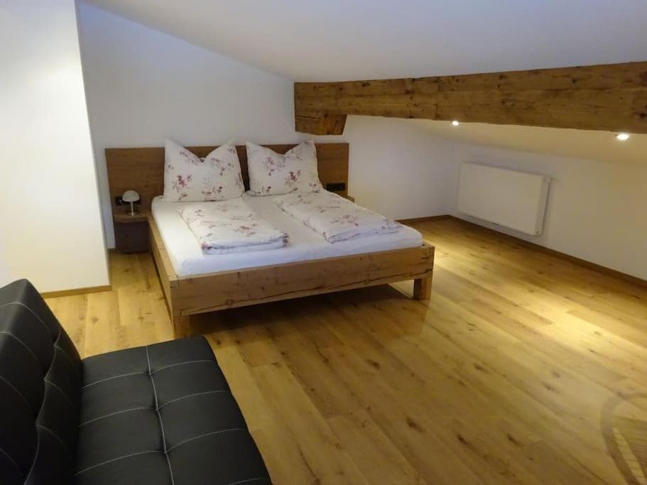 Gemütliche Dachgeschosswohnung mit Balkon & Garten photo 2