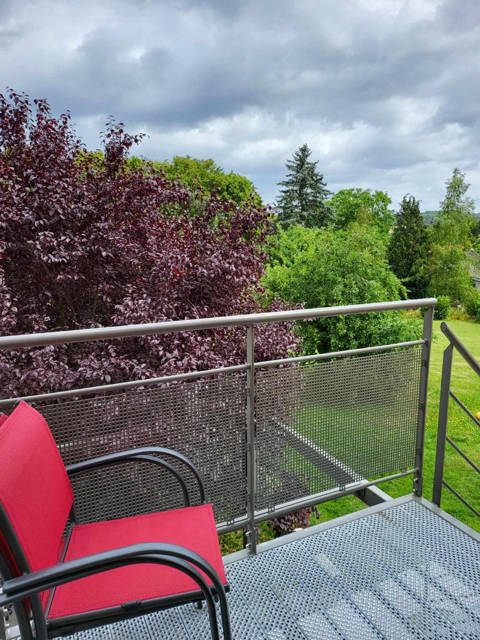 A la salle de jeux et son jardin autour de la cabane verte