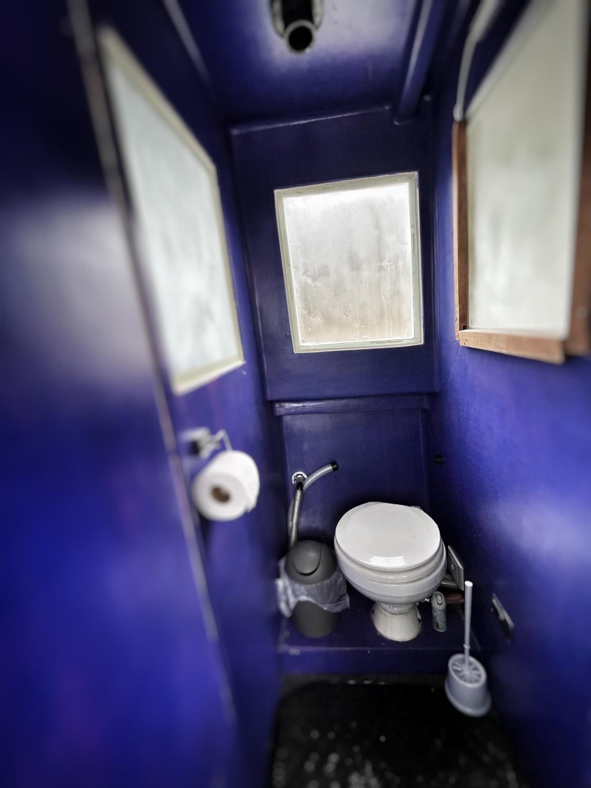 Baby Blue Houseboat photo 3