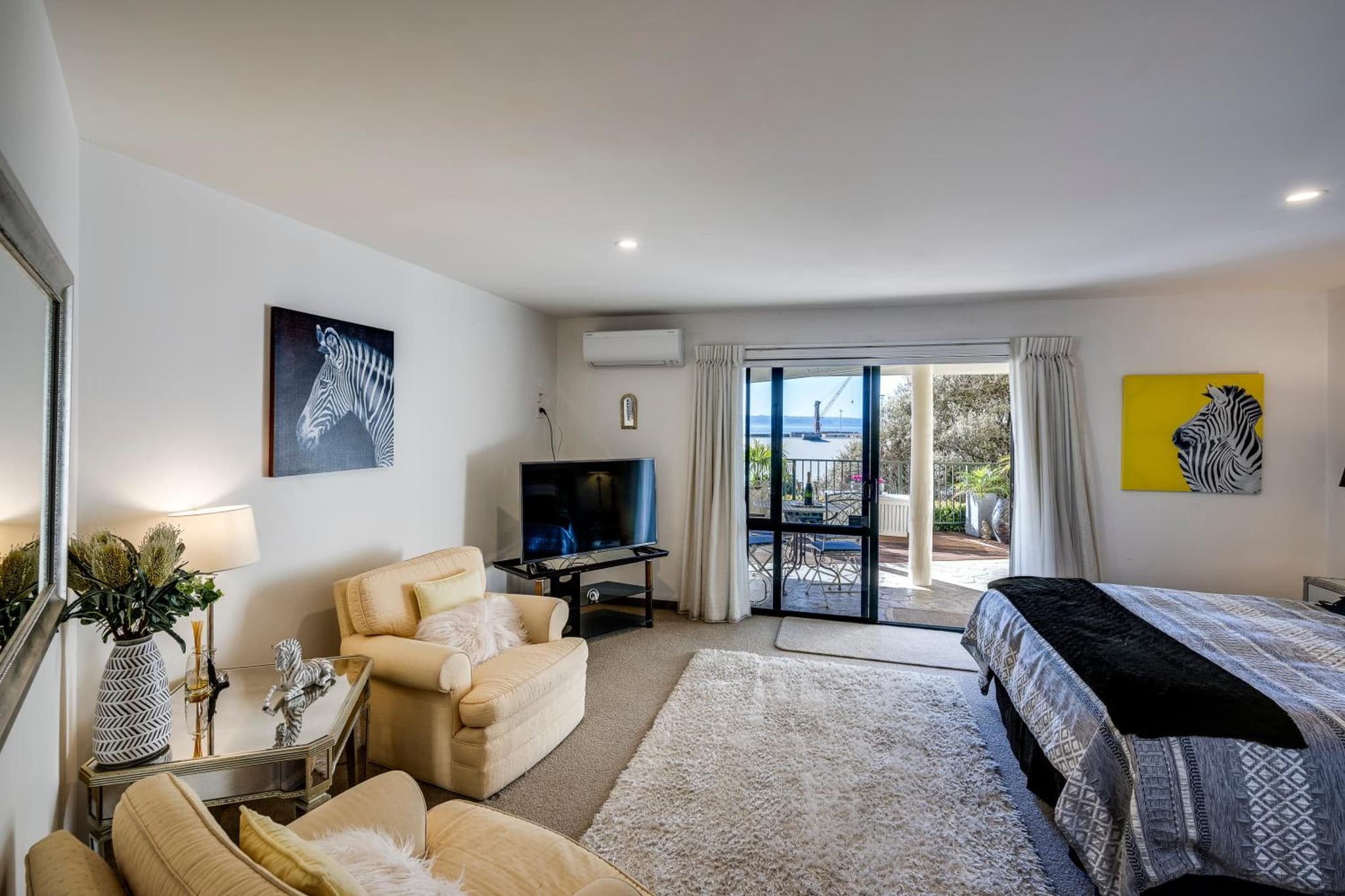 Maison Blue - Chic Garden Apartment - Pet Friendly photo 7