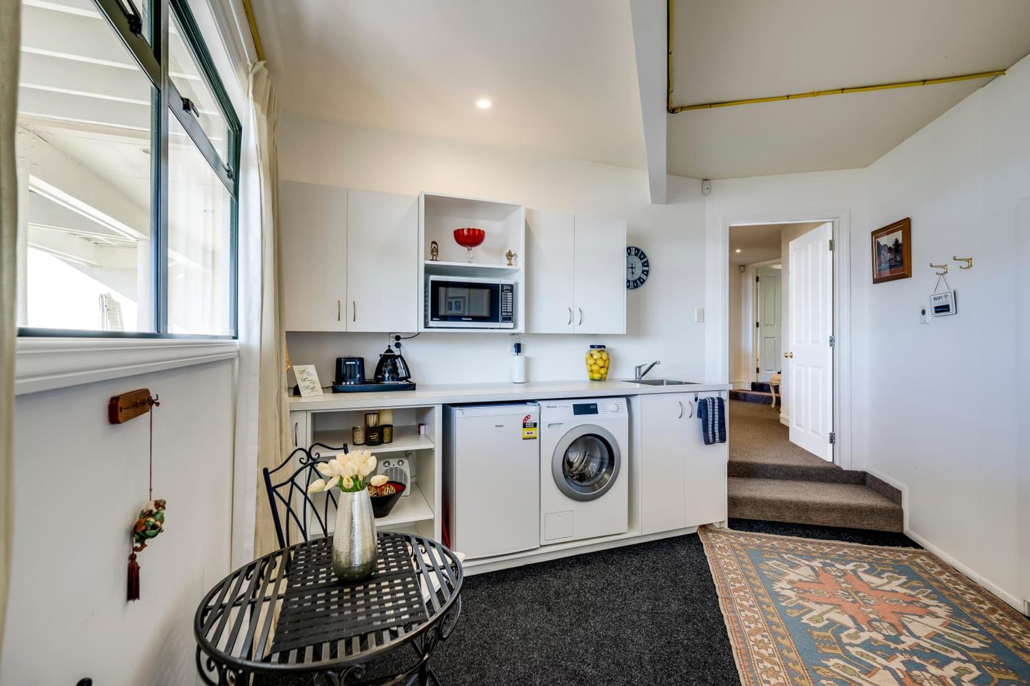 Maison Blue - Chic Garden Apartment - Pet Friendly photo 4