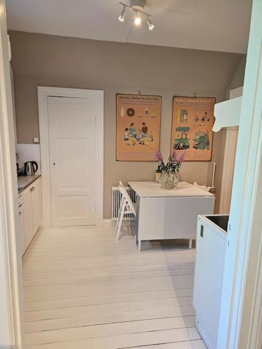 Lärarinnabostad i vacker byskola photo 3