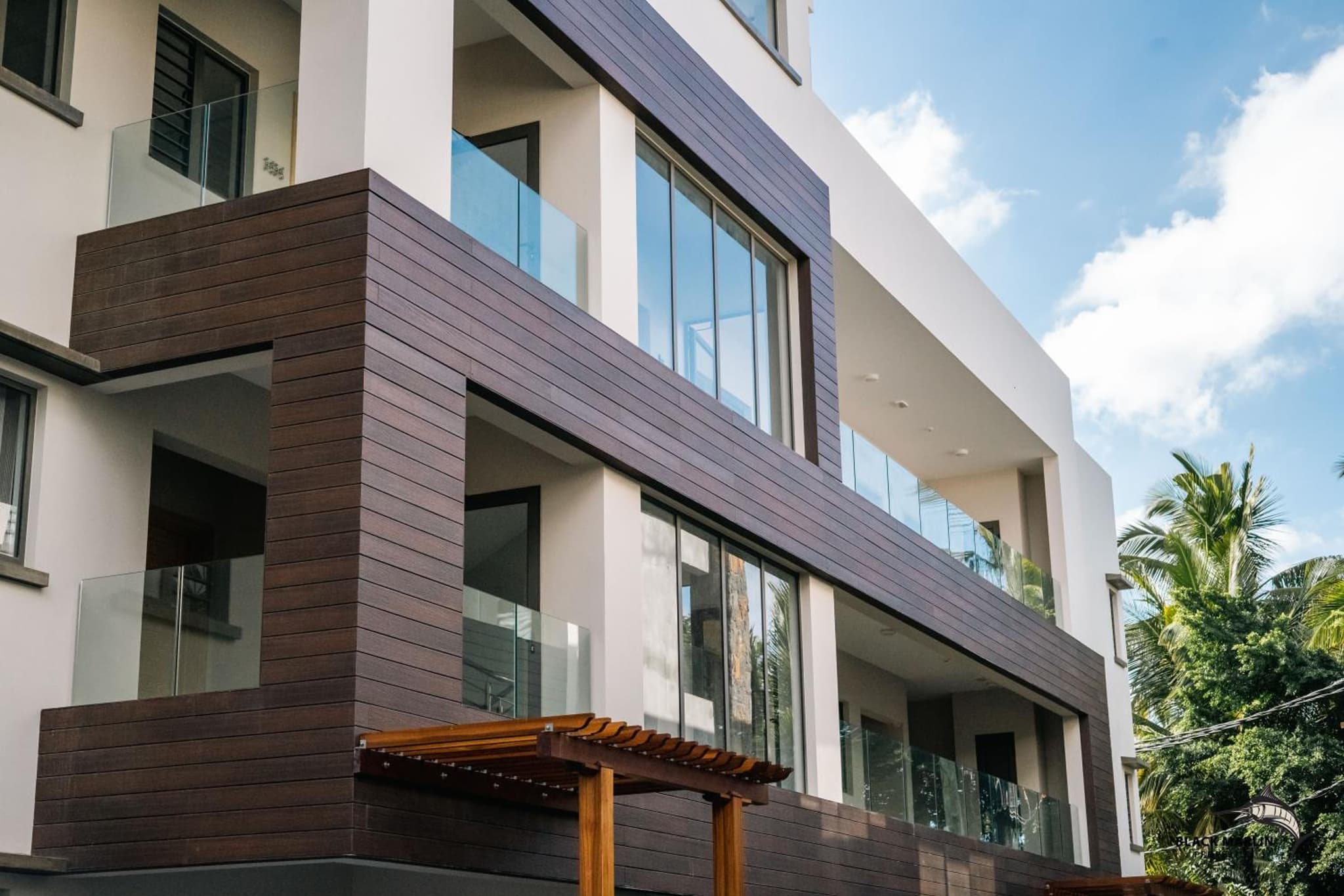 Black Marlin Apartments photo 2