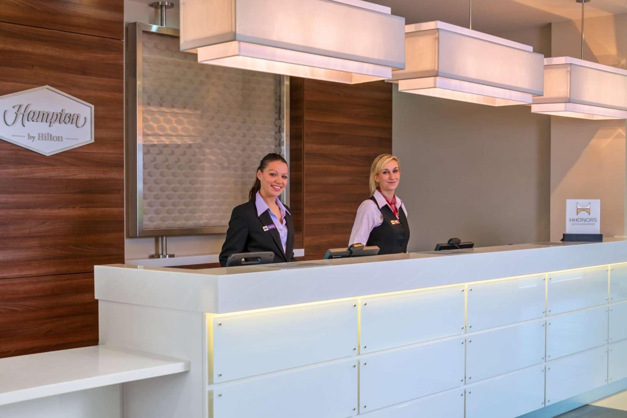 Hampton by Hilton Luton Airport photo 6