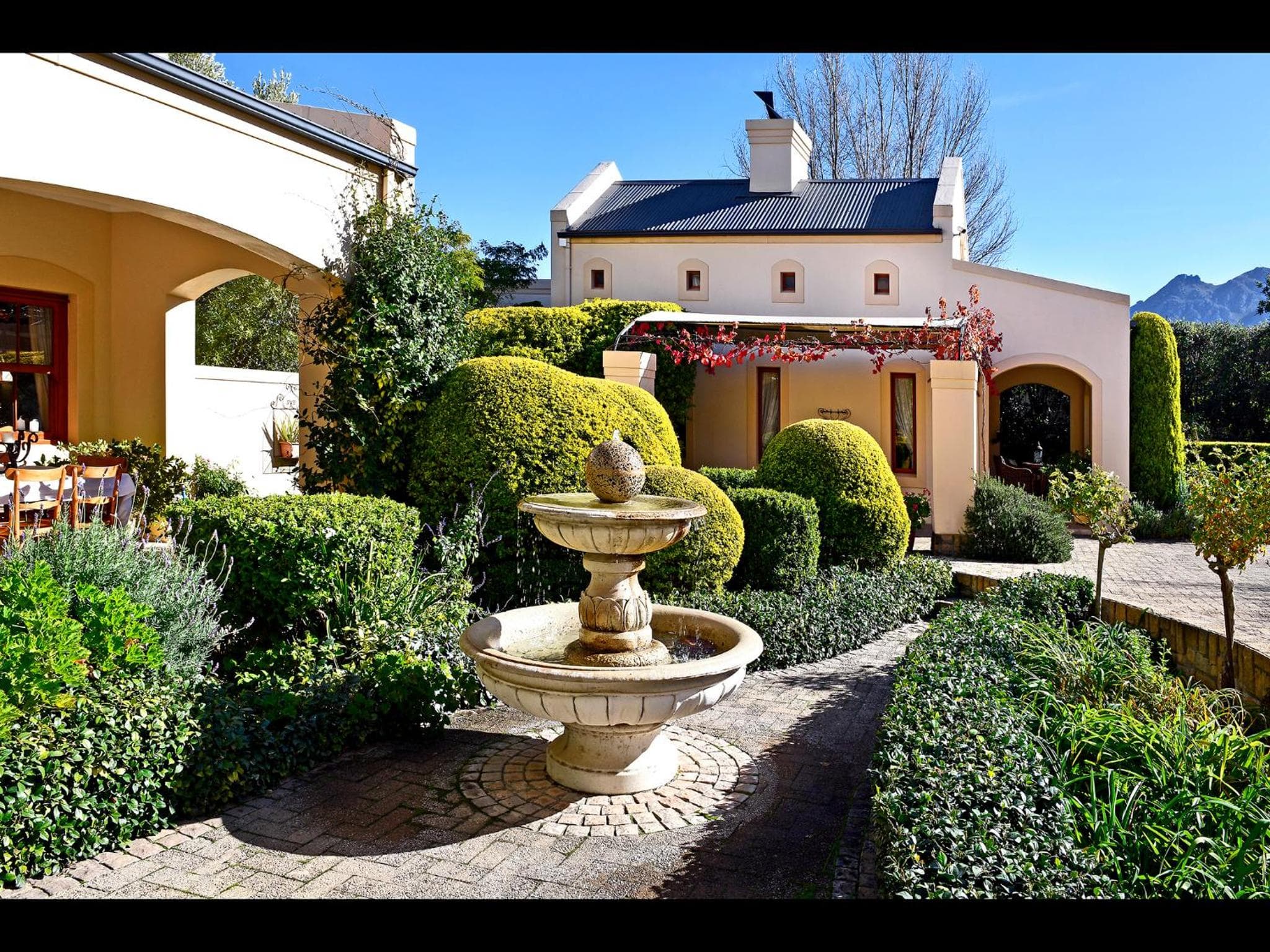 Petit Plaisir is a romantic self-catering cottage on the side of the village no1