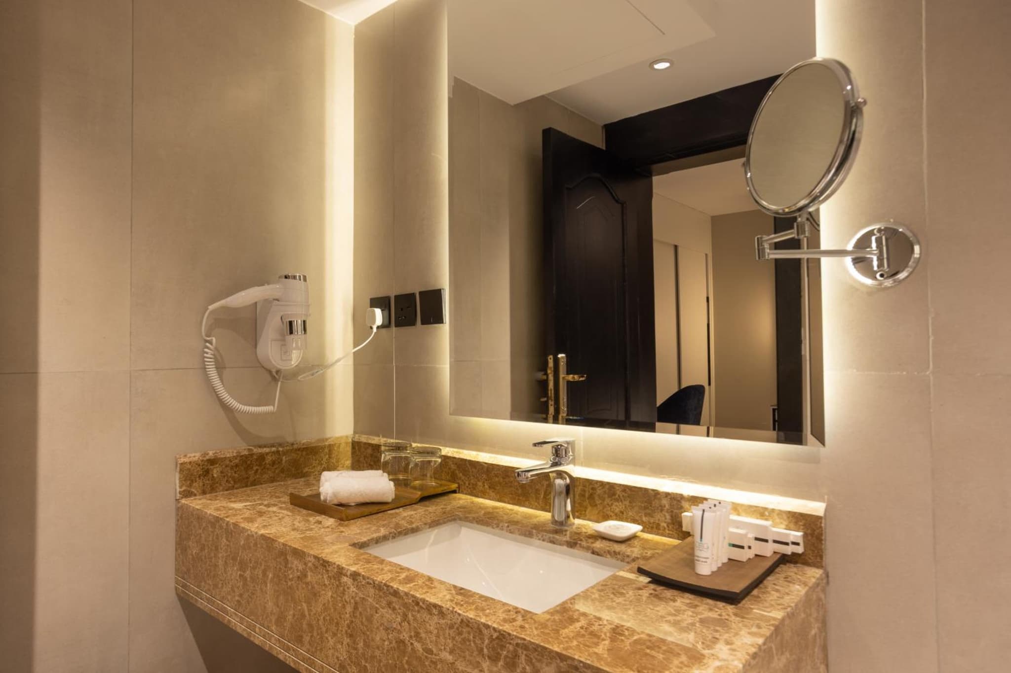 Skyline Hotel & Suites photo 6