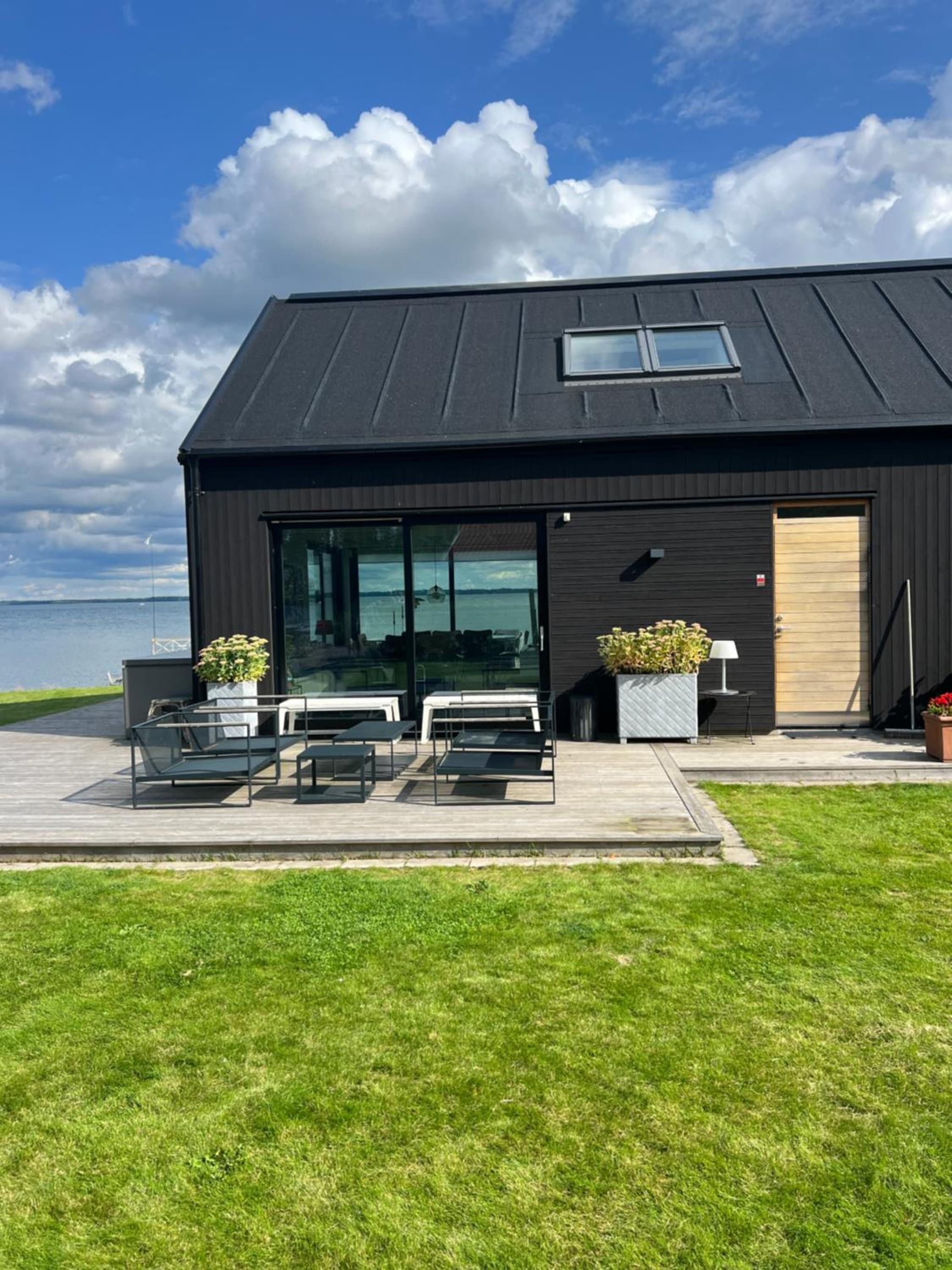 Stylish lake view house photo 9