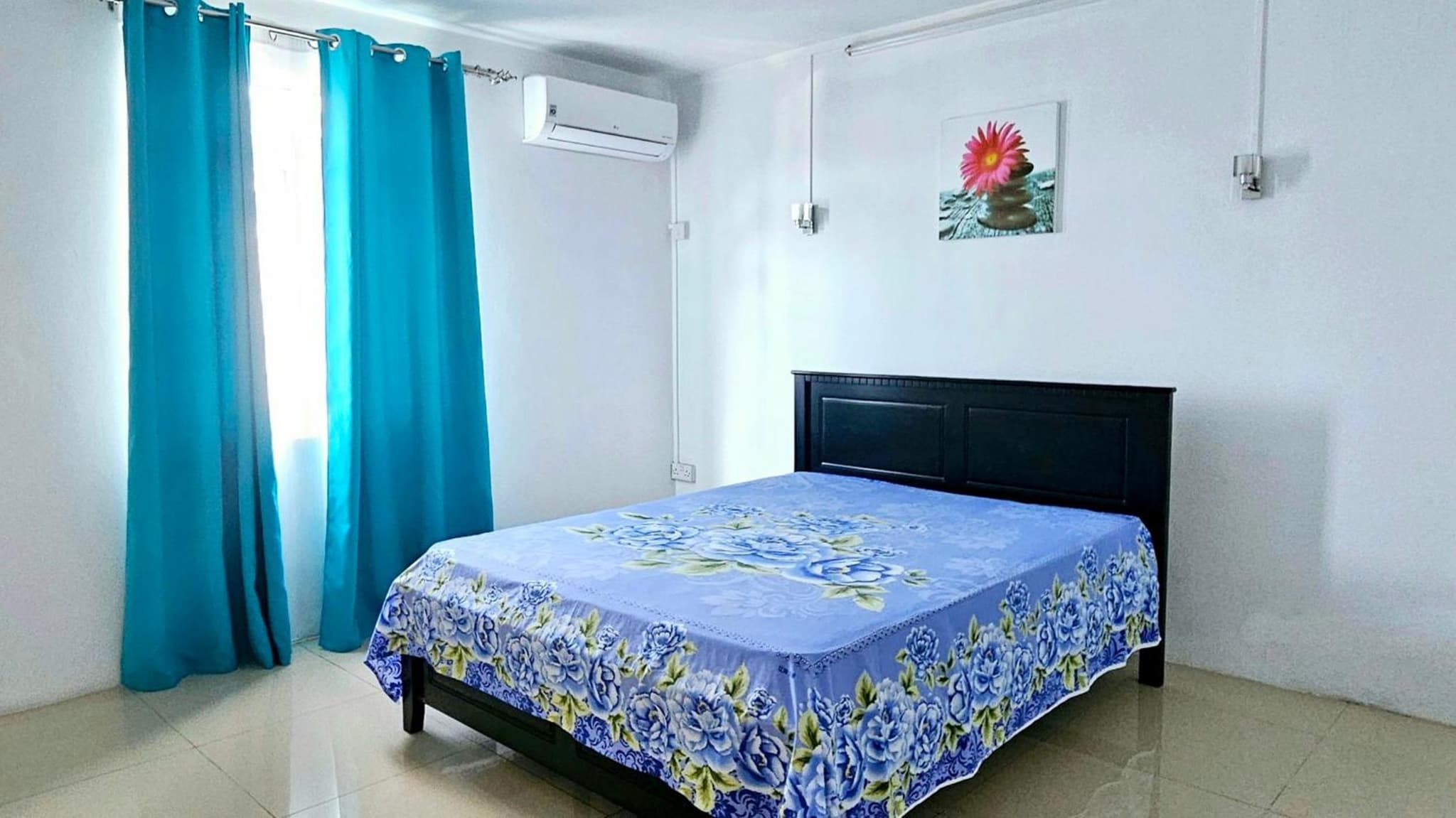 White Residence photo 6
