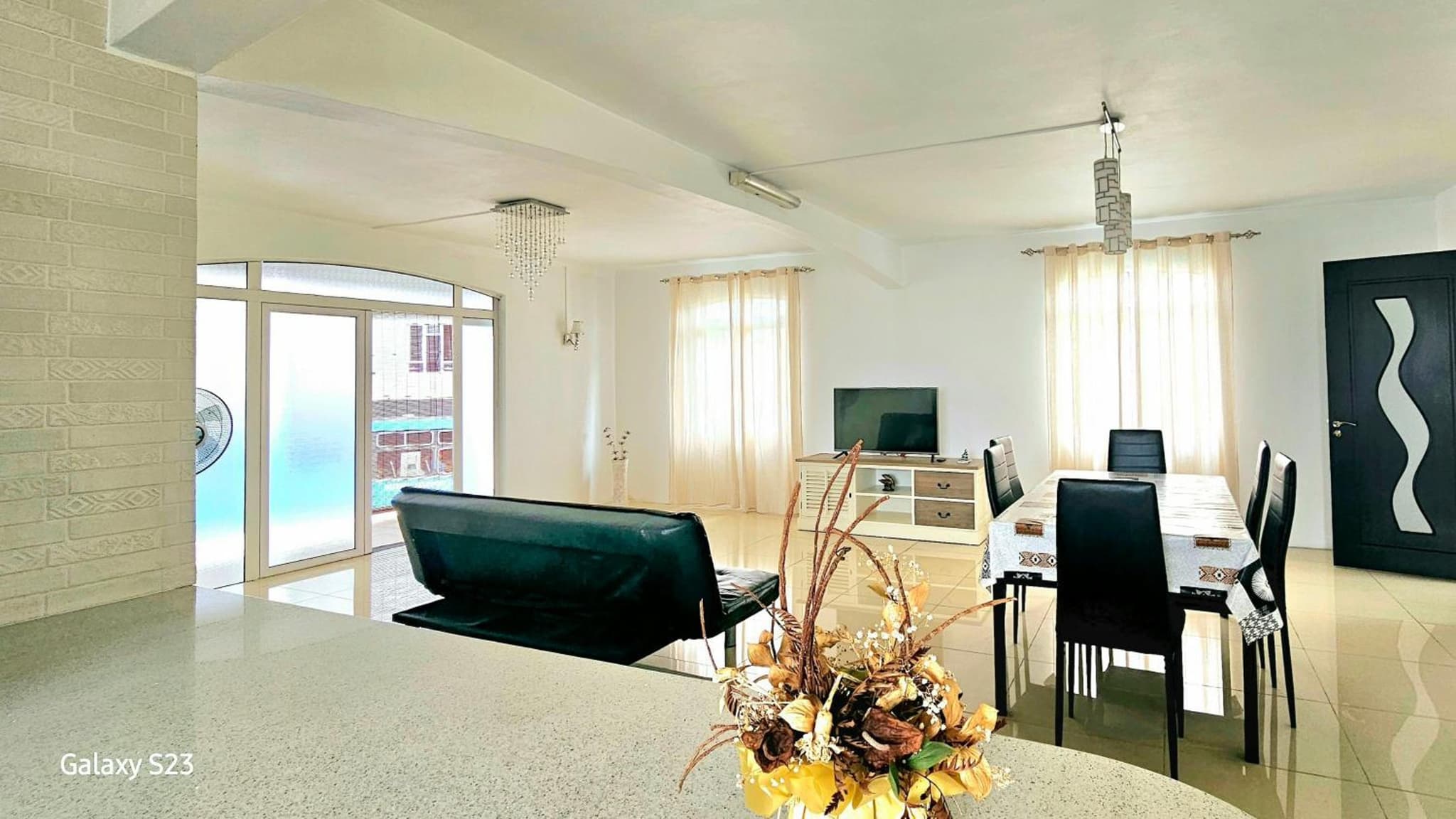 White Residence photo 3