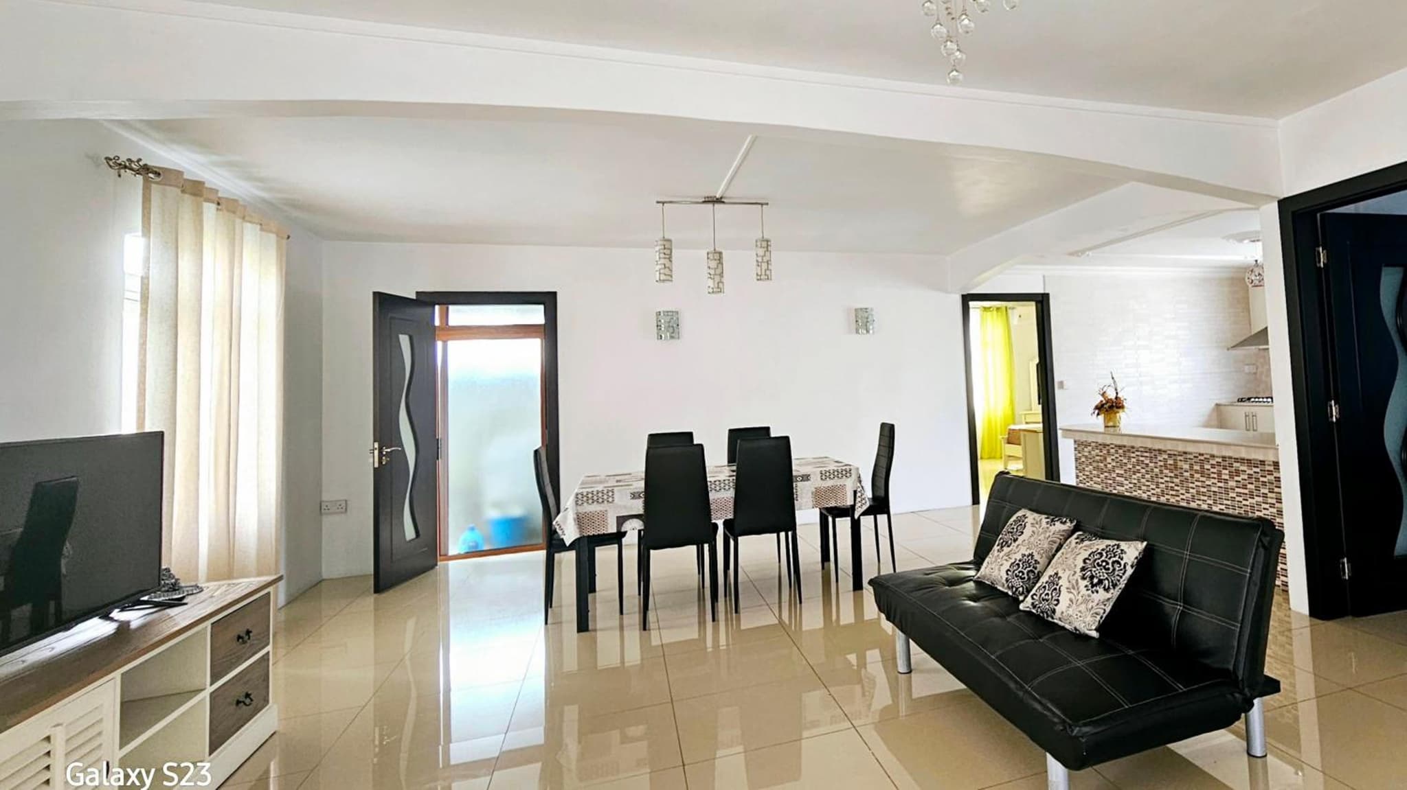 White Residence photo 2