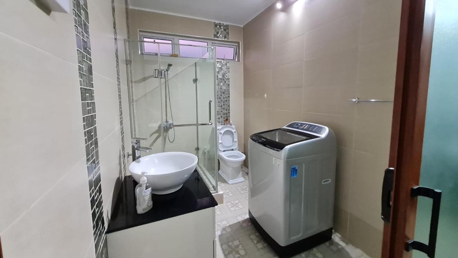 White Residence photo 5