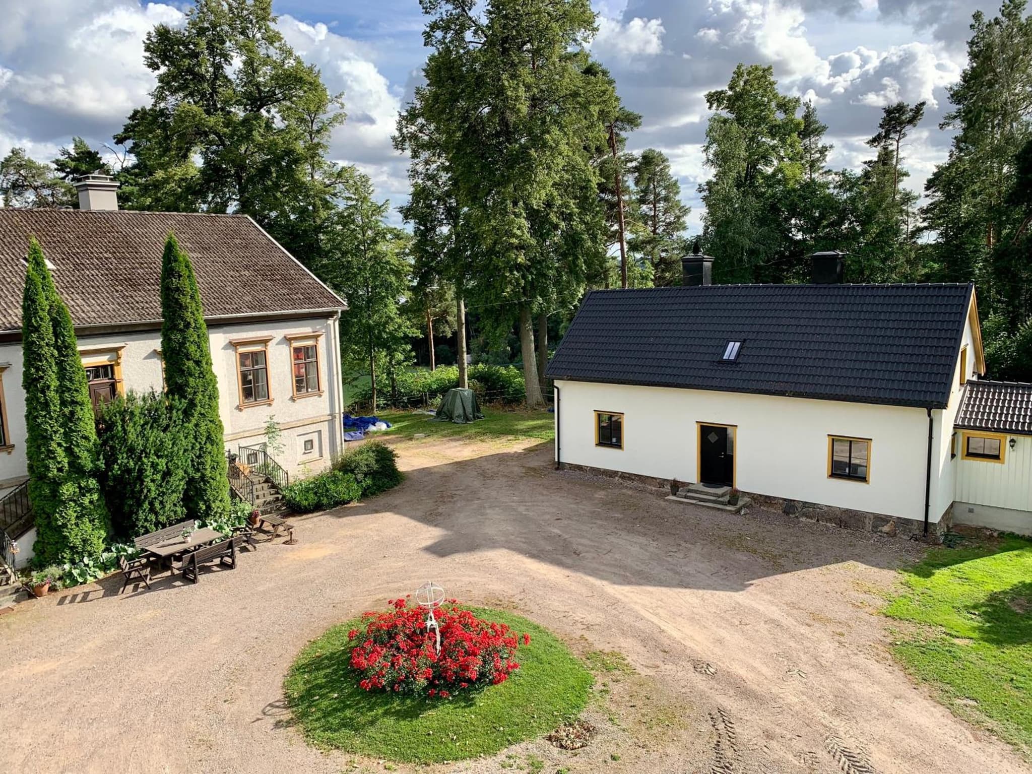 Manor wing with scenic lake view photo 5