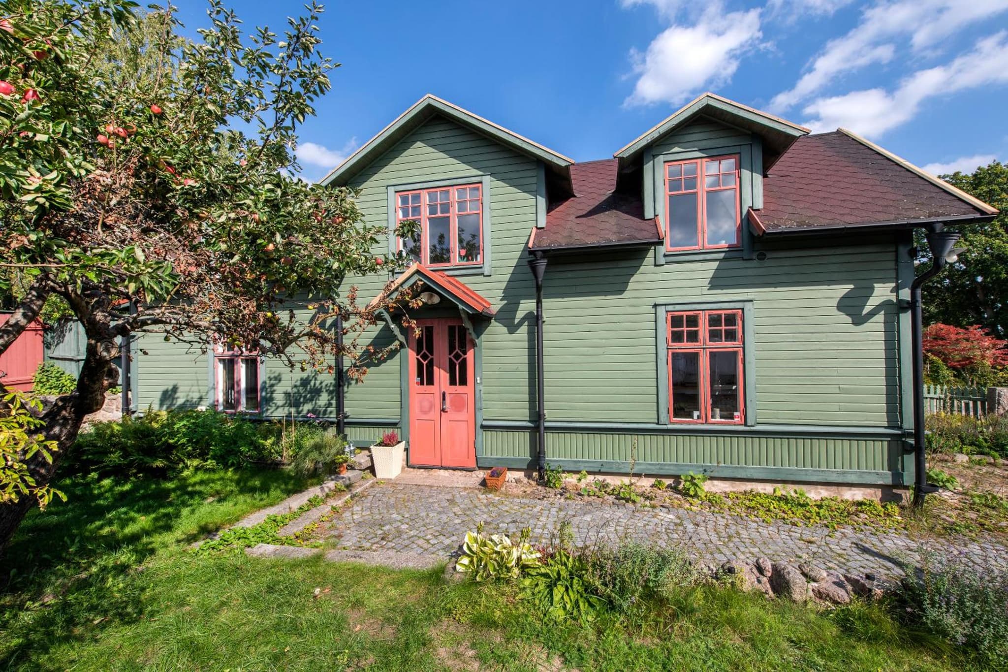2 Bed House Sleeps 4 with Garden & Free Parking