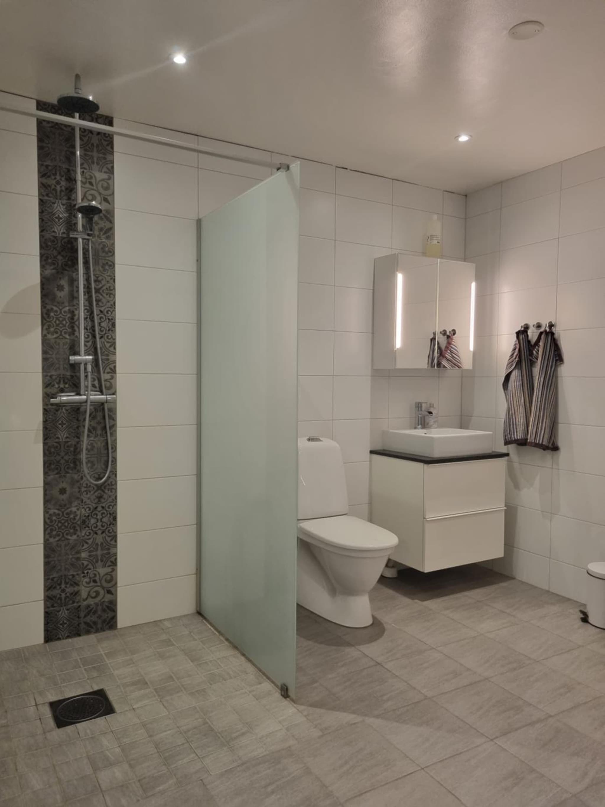 Riverside villa photo 9