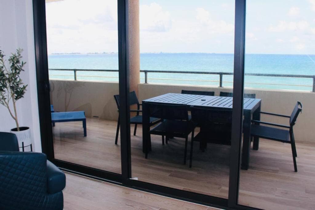 Oceanfront with 7 mile beach views, Ground-Floor, Pool, Sleeps 6 photo 7