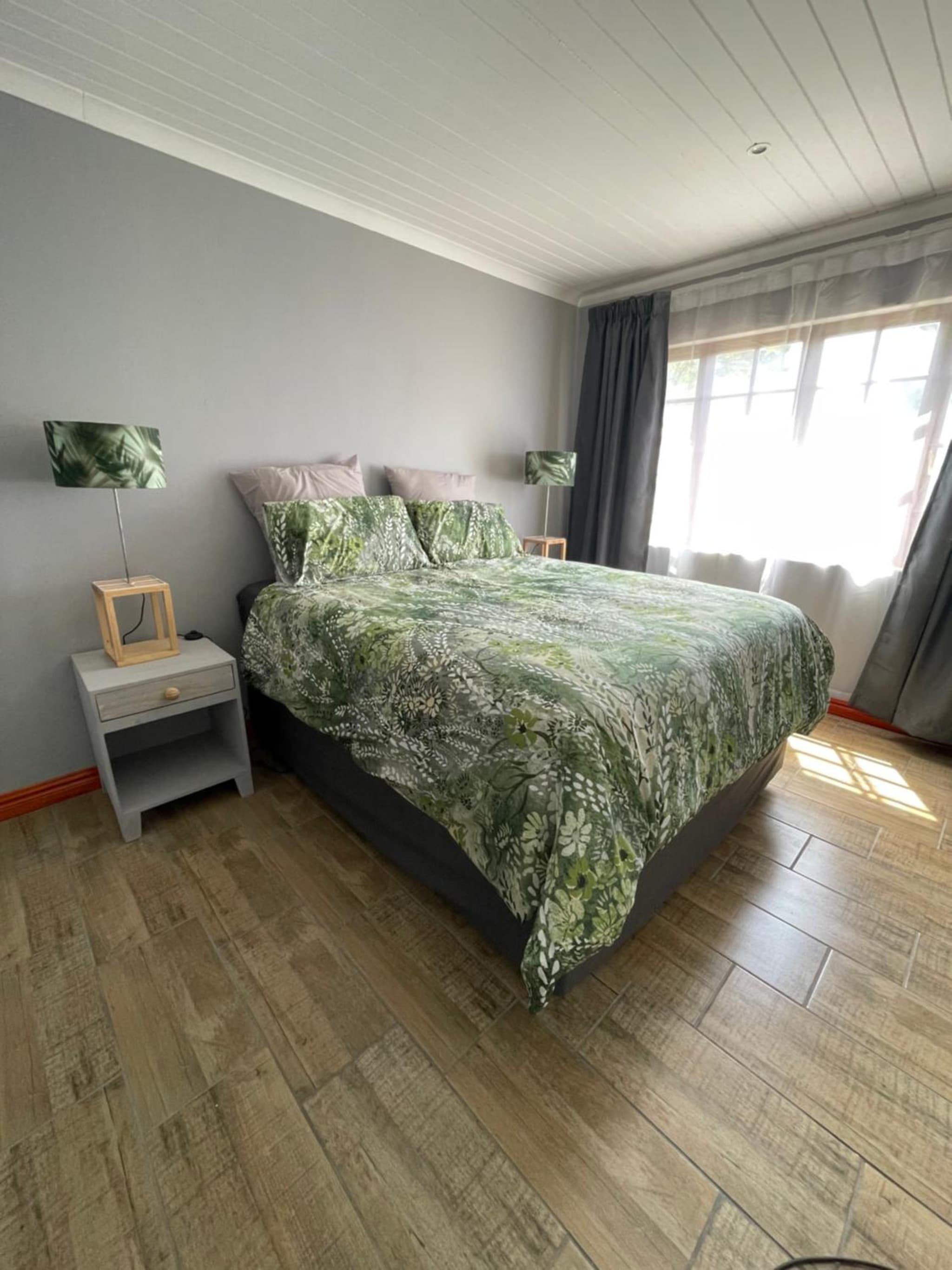OAK HOUSE, Entire holiday home, Self catering, fully equipped, double storey, 3 bedroom, 2 bathroom, outside entertainment, Braai area, 300sqm home photo 4