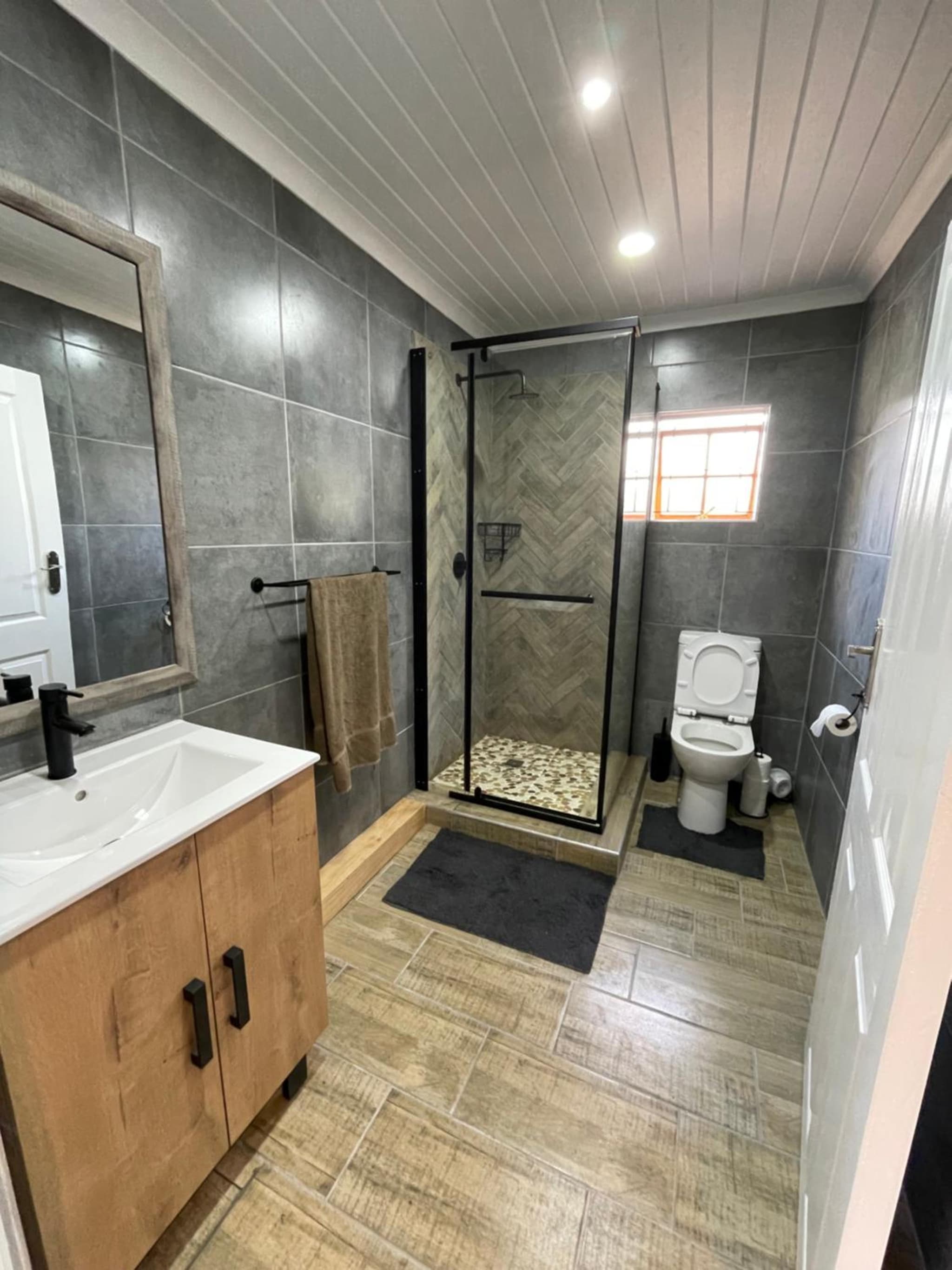 OAK HOUSE, Entire holiday home, Self catering, fully equipped, double storey, 3 bedroom, 2 bathroom, outside entertainment, Braai area, 300sqm home photo 8