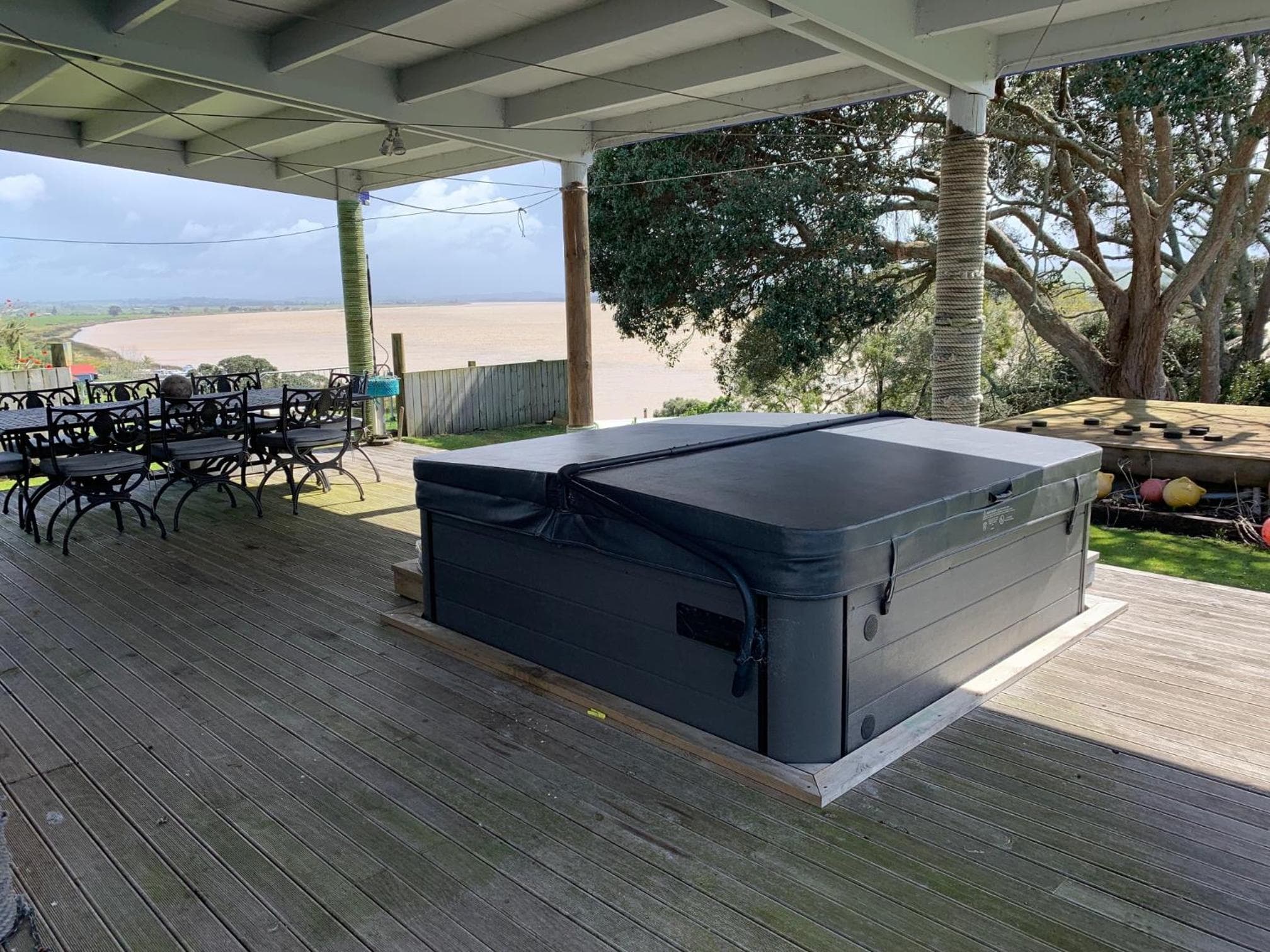 Large riverfront home with spa and stage photo 4