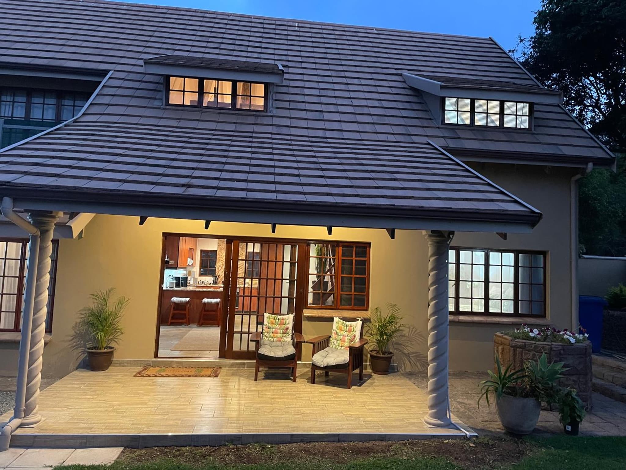 OAK HOUSE, Entire holiday home, Self catering, fully equipped, double storey, 3 bedroom, 2 bathroom, outside entertainment, Braai area, 300sqm home photo 2