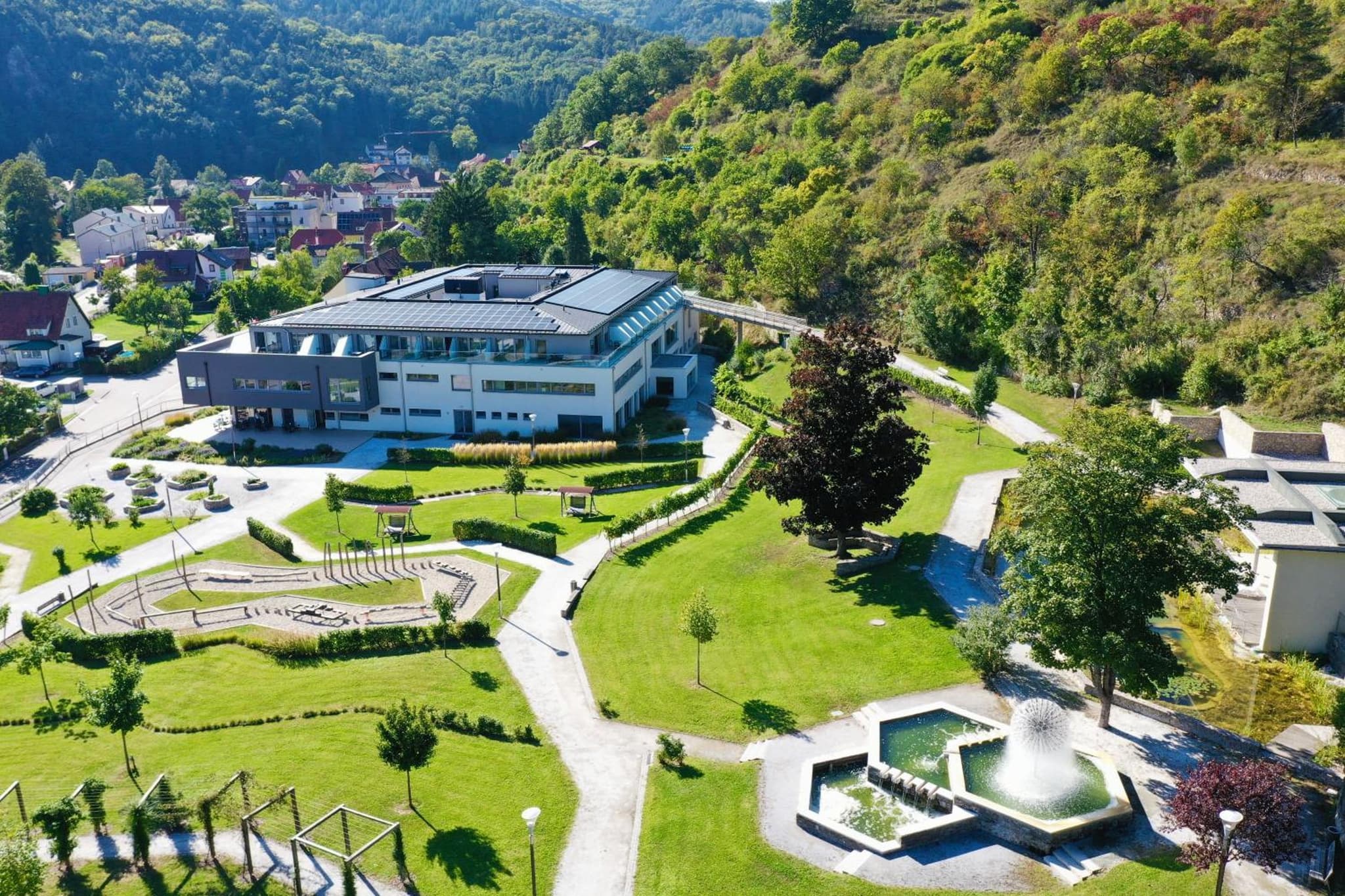 Nuhr Medical - Hotel & Restaurant - Ab 2 Nächten vom 23 Oktober bis 26 Oktober, kostenlose Gesichts- & Nackenmassage, Sauna & Pool steht Ihnen täglich von 