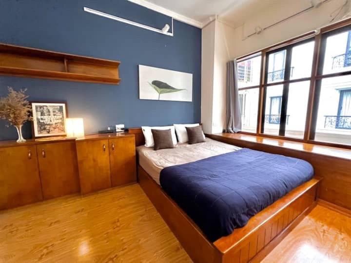 Nice room located right next to the Old Quarter Căn phòng nhiều ánh sáng tại ngay gần phố đi bộ Hồ Gươm