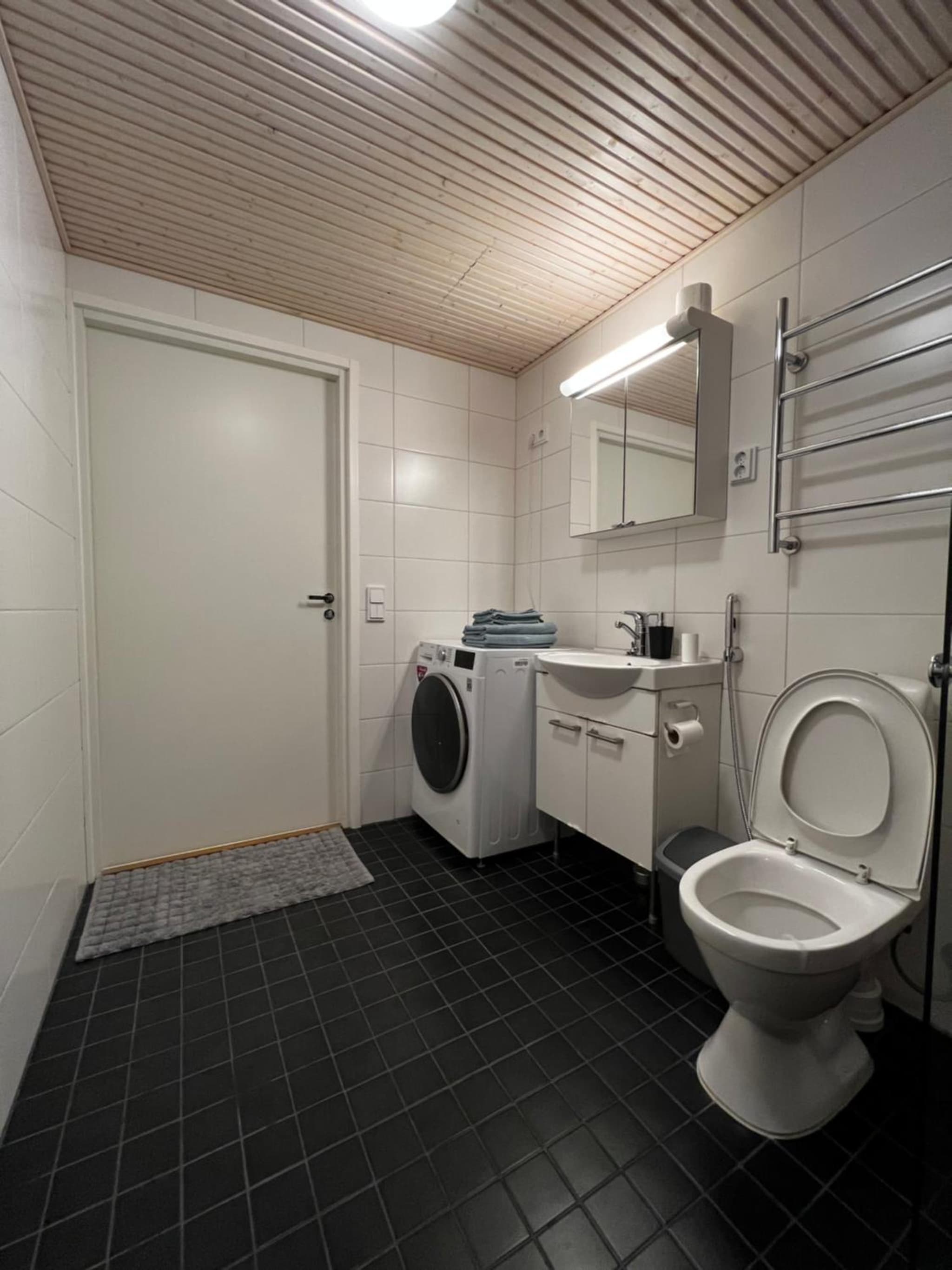 Top floor flat with sauna, A/C & free parking photo 7