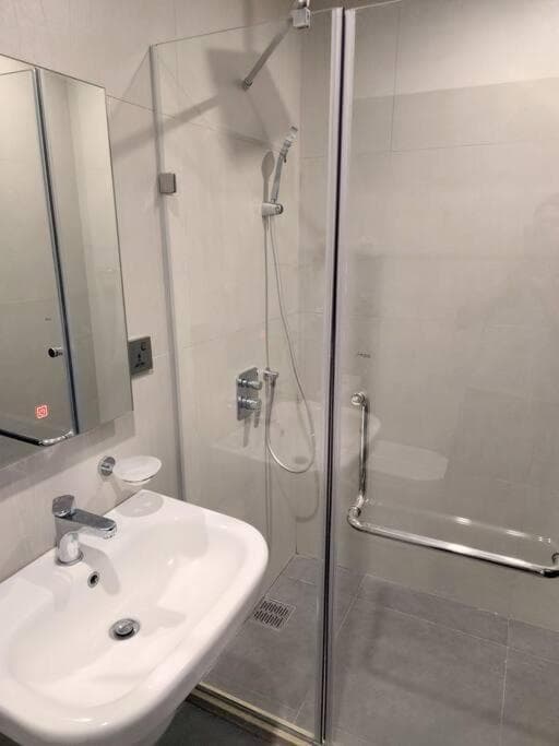 Luxurious Studio Unit w/Queen bed@ Aeon Tower 1733 photo 4