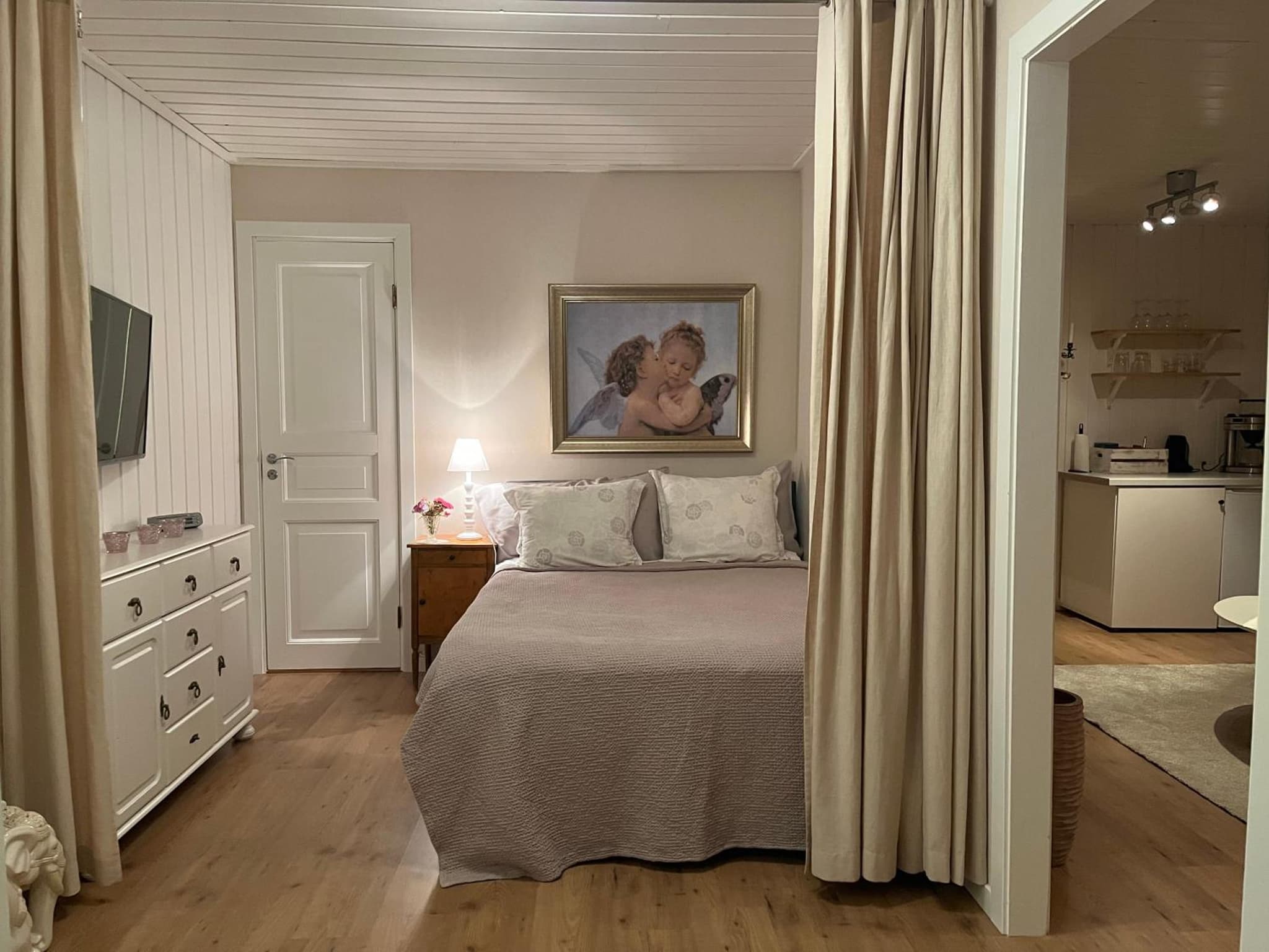 Lilla gröna huset på gården photo 7
