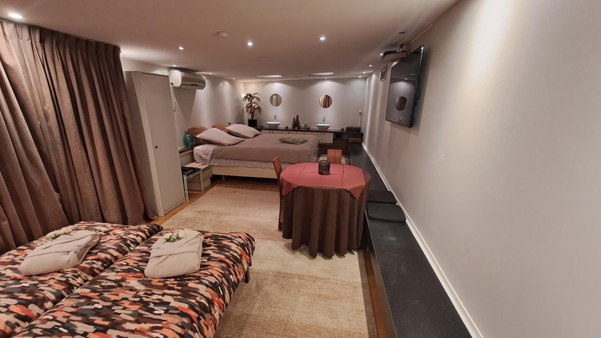 BeautyD JUNIOR-SUITE family room for up to 3 children centrum GULLEGEM KORTRIJK