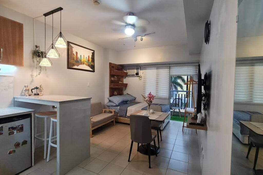 Affordable Condo in Makati w/ Wi-Fi, Netflix, Pool photo 5