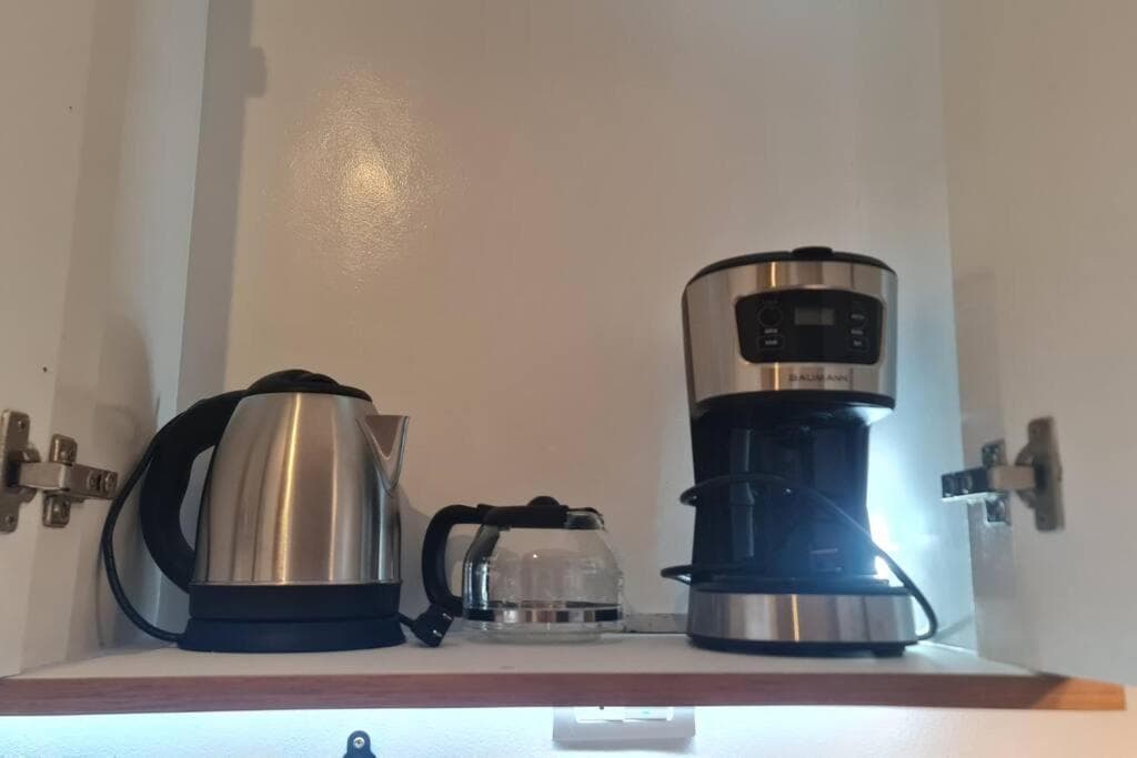 Affordable Condo in Makati w/ Wi-Fi, Netflix, Pool photo 3
