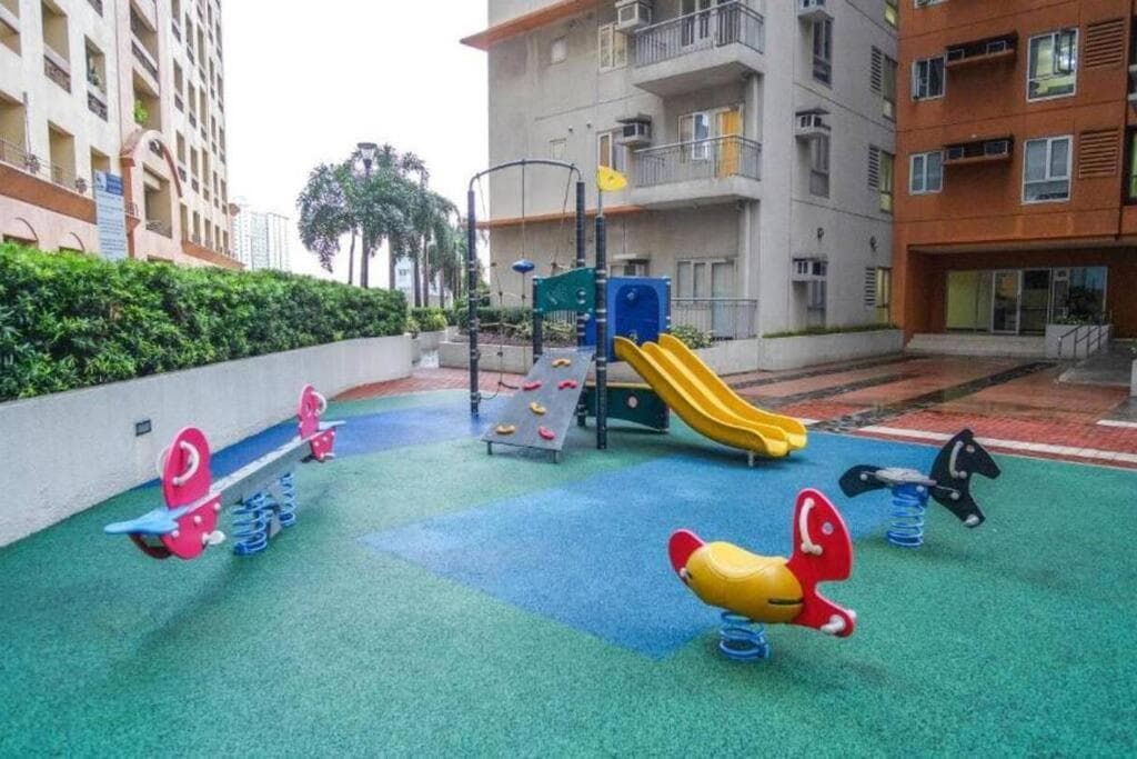 Affordable Condo in Makati w/ Wi-Fi, Netflix, Pool photo 9