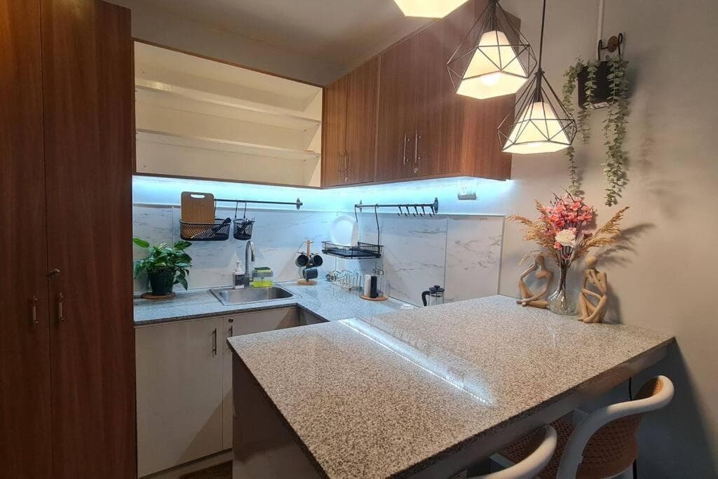 Affordable Condo in Makati w/ Wi-Fi, Netflix, Pool photo 8