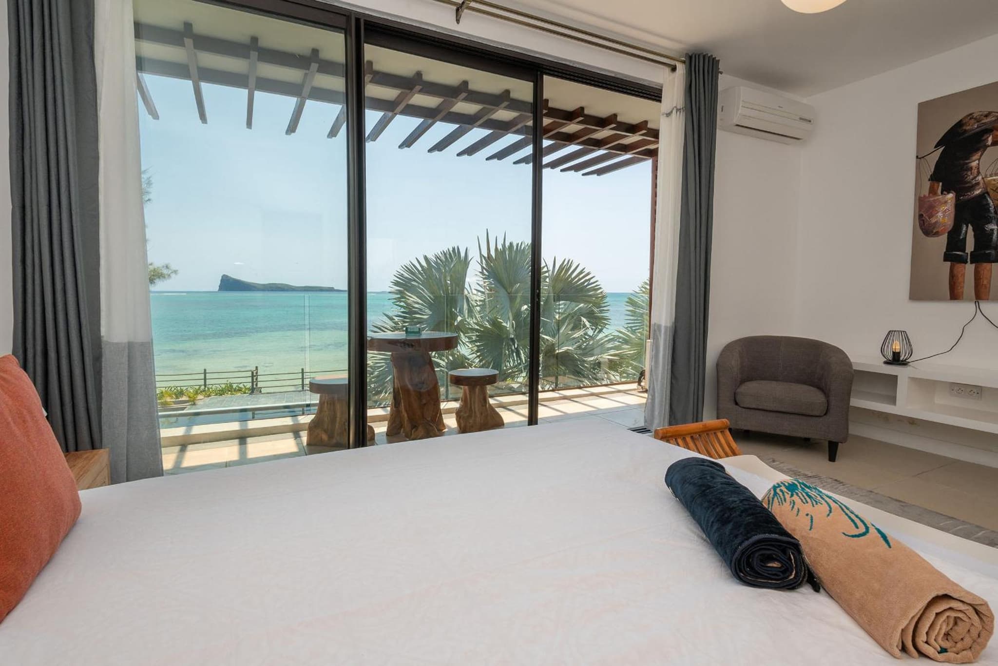 Luxury beachfront duplex, Coin de Mire view / 3Bed photo 9